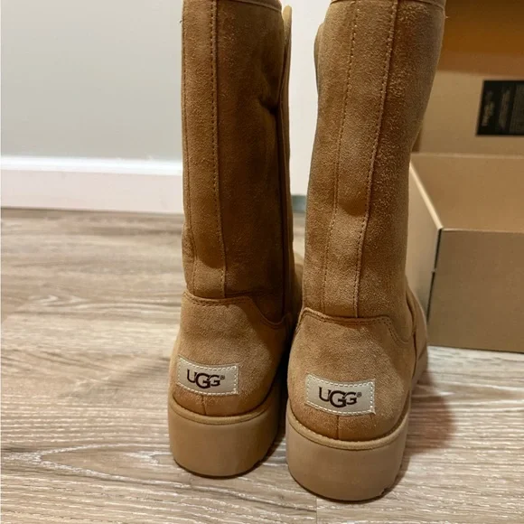 NWT & Box UGG Tan Winter Boots with Sheepskin Lining - Picture 5 of 10